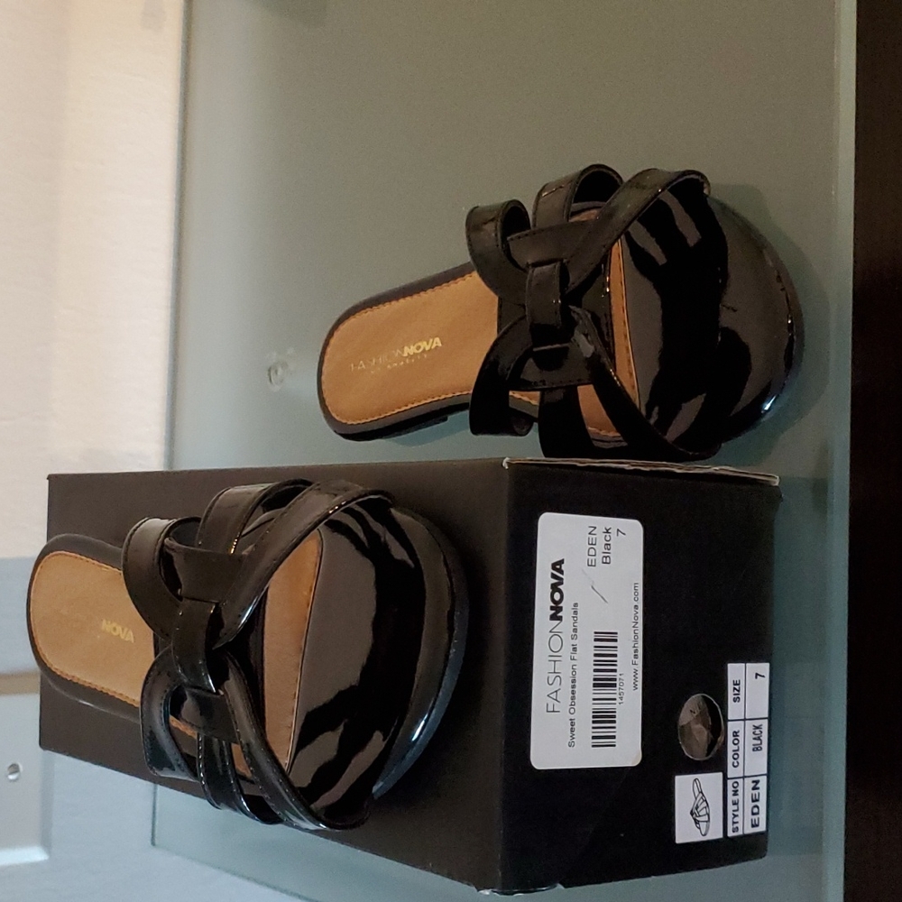 Fashionnova flat sandals black size 7